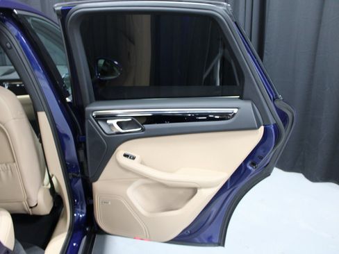 Certified 2025 Porsche Macan image 19
