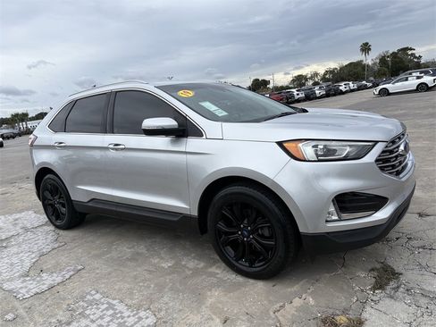 Used 2019 Ford Edge Titanium image 2
