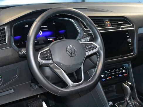 Used 2022 Volkswagen Tiguan SE FWD image 2