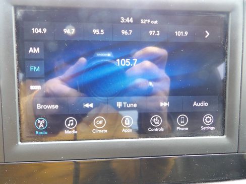Used 2019 Chrysler Pacifica Touring-L FWD image 17
