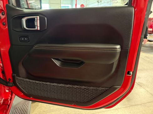 Used 2025 Jeep Gladiator Sport image 10