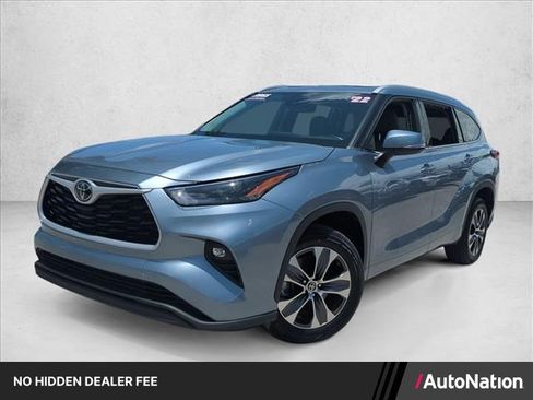 Used 2022 Toyota Highlander XLE FWD image 1