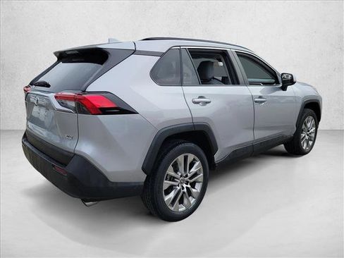 Used 2021 Toyota RAV4 XLE Premium image 5