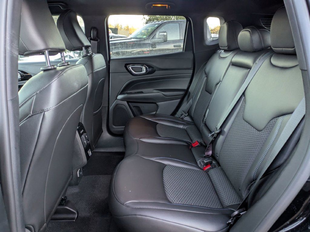 Used 2026 Jeep Compass Latitude AWD/4WD image 23
