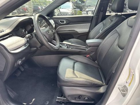 Used 2024 Jeep Compass Latitude w/ Sun and Sound Group AWD/4WD image 18