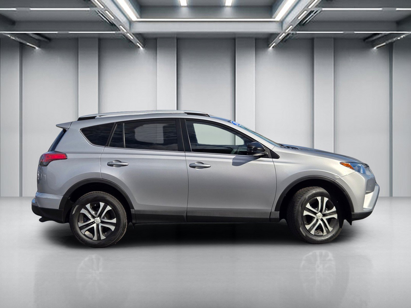 Used 2016 Toyota RAV4 LE FWD image 3
