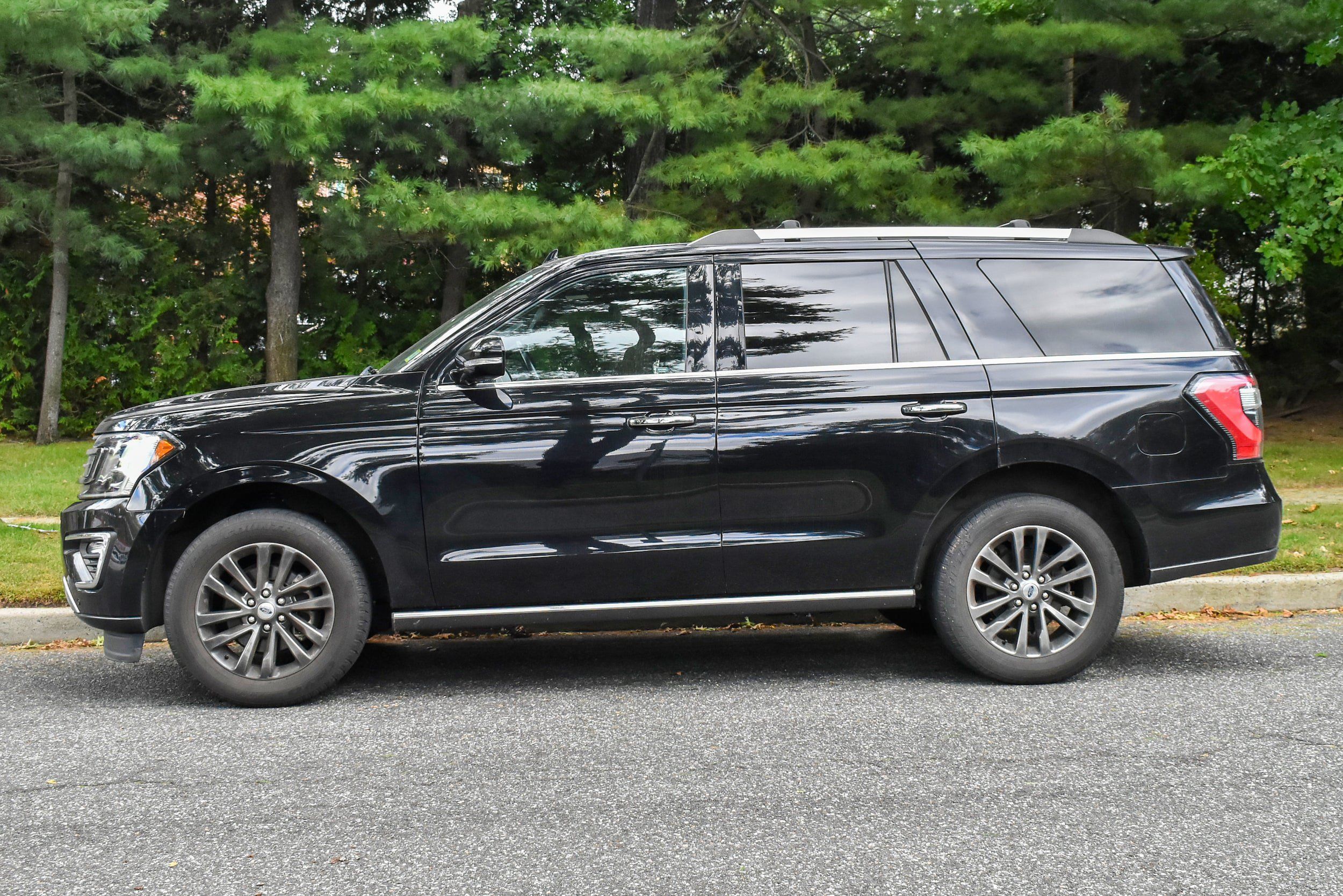Used 2019 Ford Expedition Limited w/ Driver Assistance Package AWD/4WD image 3