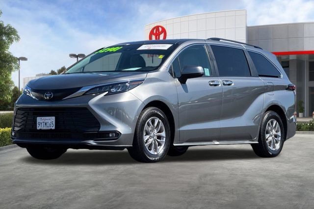 Certified 2026 Toyota Sienna XLE FWD image 10