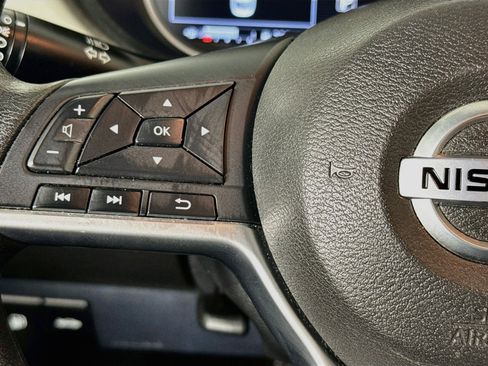 Used 2022 Nissan Versa SV FWD image 4