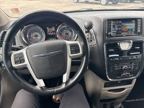 Used 2015 Chrysler Town & Country Touring-L FWD image 13