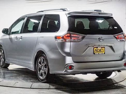 Certified 2017 Toyota Sienna SE image 3