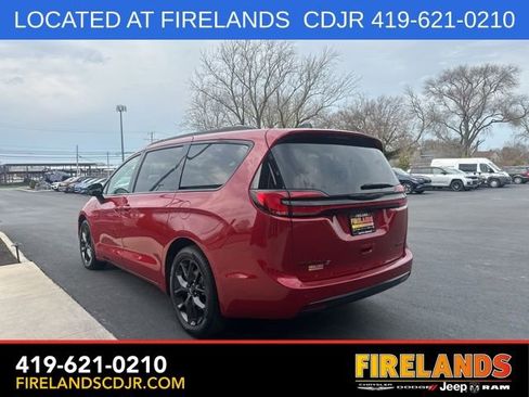 Used 2024 Chrysler Pacifica Limited w/ S Appearance Package FWD image 9