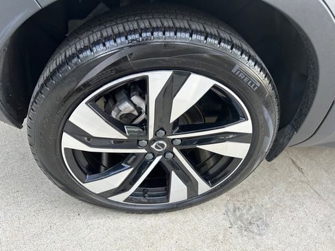 Certified 2025 Volvo XC40 B5 Plus image 9