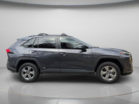 Used 2022 Toyota RAV4 XLE AWD/4WD image 5