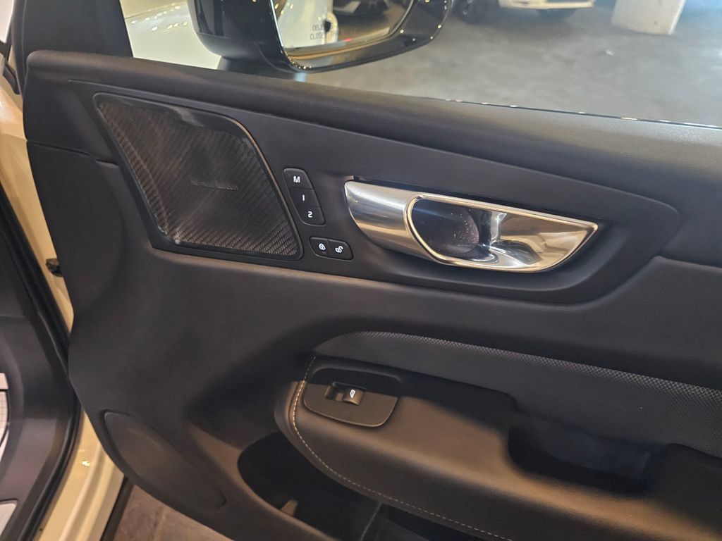 Used 2022 Volvo XC60 B6 R-Design AWD/4WD image 11
