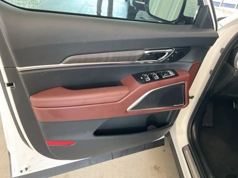 Used 2024 Kia Telluride SX w/ Towing Package FWD image 5