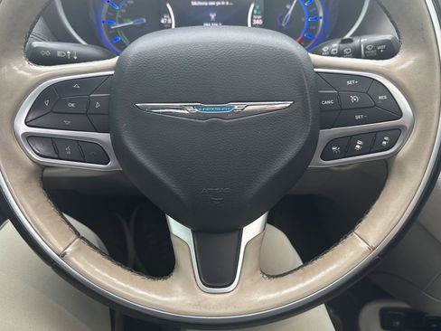 Used 2018 Chrysler Pacifica Limited FWD image 12
