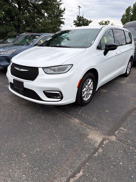 Used 2025 Chrysler Pacifica Select FWD image 1
