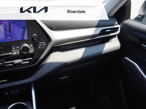 Used 2023 Toyota Highlander XLE AWD/4WD image 41