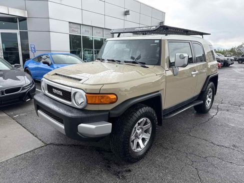 Used 2014 Toyota FJ Cruiser 4WD w/ Upgrade Package image 2
