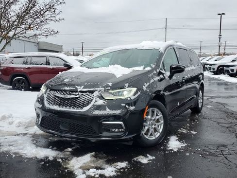 Certified 2024 Chrysler Pacifica Touring-L image 33