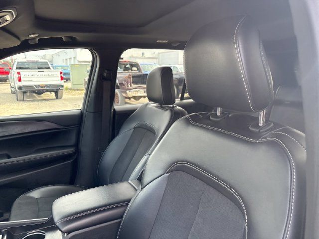 Used 2025 Jeep Grand Cherokee Altitude AWD/4WD image 9