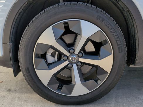 Used 2025 Volvo XC40 B5 Plus image 36