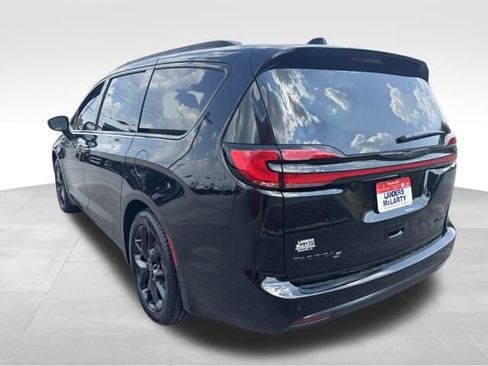 New 2026 Chrysler Pacifica Limited w/ Uconnect Theater Family Group image 4