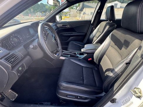 Used 2017 Honda Accord Sport image 13