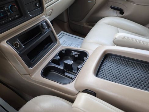 Used 2005 Chevrolet Suburban LT w/ Preferred Equipment Group RWD image 12