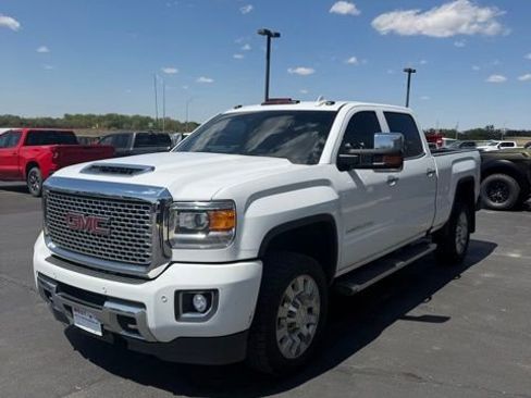 Used 2017 GMC Sierra 2500 Denali w/ Duramax Plus Package AWD/4WD image 4