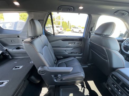 Used 2025 Honda Pilot TrailSport image 5