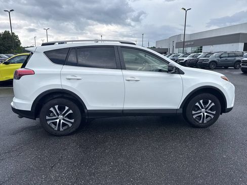 Used 2017 Toyota RAV4 LE FWD image 8