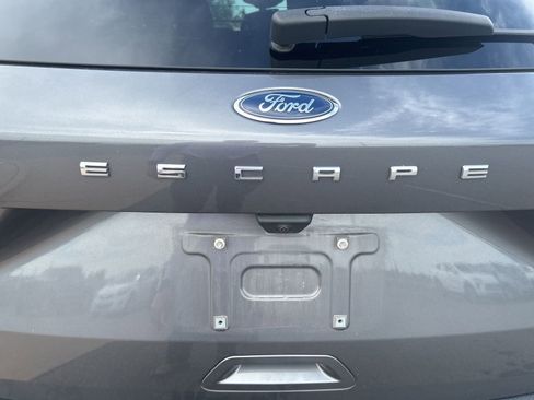 Used 2021 Ford Escape SE w/ SE Sport Appearance Package image 9