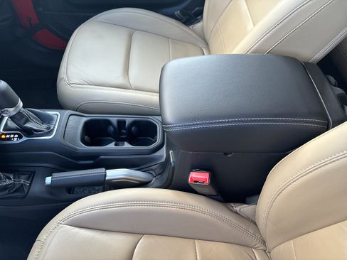 Used 2018 Jeep Wrangler Unlimited Sahara AWD/4WD image 21
