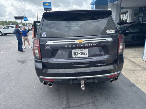 Used 2023 Chevrolet Suburban Premier image 4