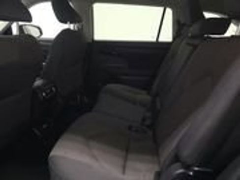 Used 2024 Toyota Highlander LE image 13