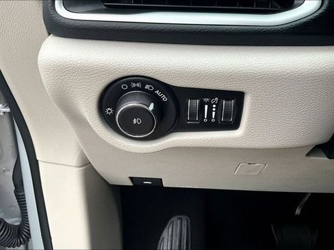 Used 2024 Chrysler Pacifica Touring-L FWD image 15