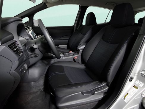 Used 2025 Nissan Leaf S image 15