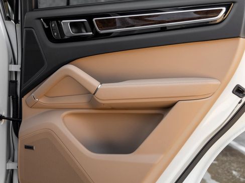 Certified 2023 Porsche Cayenne Platinum Edition AWD/4WD image 39
