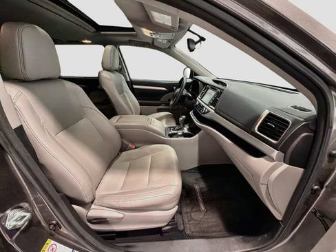 Used 2016 Toyota Highlander XLE AWD/4WD image 24