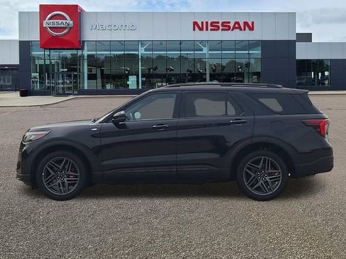 Used 2025 Ford Explorer ST-Line w/ ST-Line Street Pack AWD/4WD image 4