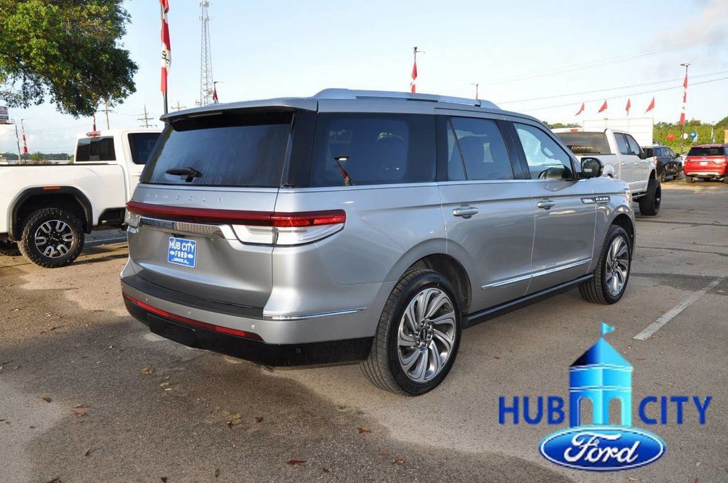 Used 2023 Lincoln Navigator Reserve RWD image 5