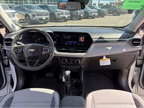 Used 2024 Chevrolet TrailBlazer LS FWD image 9