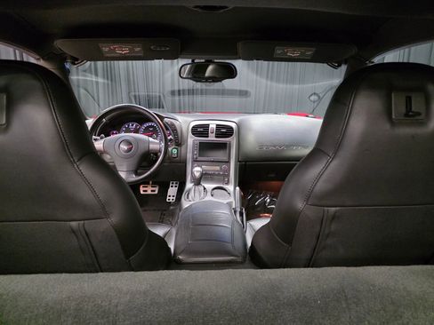 Used 2006 Chevrolet Corvette Coupe w/ Preferred Equipment Group RWD image 2