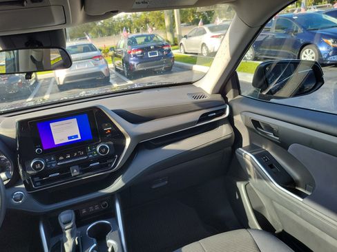 Used 2023 Toyota Highlander L FWD image 17