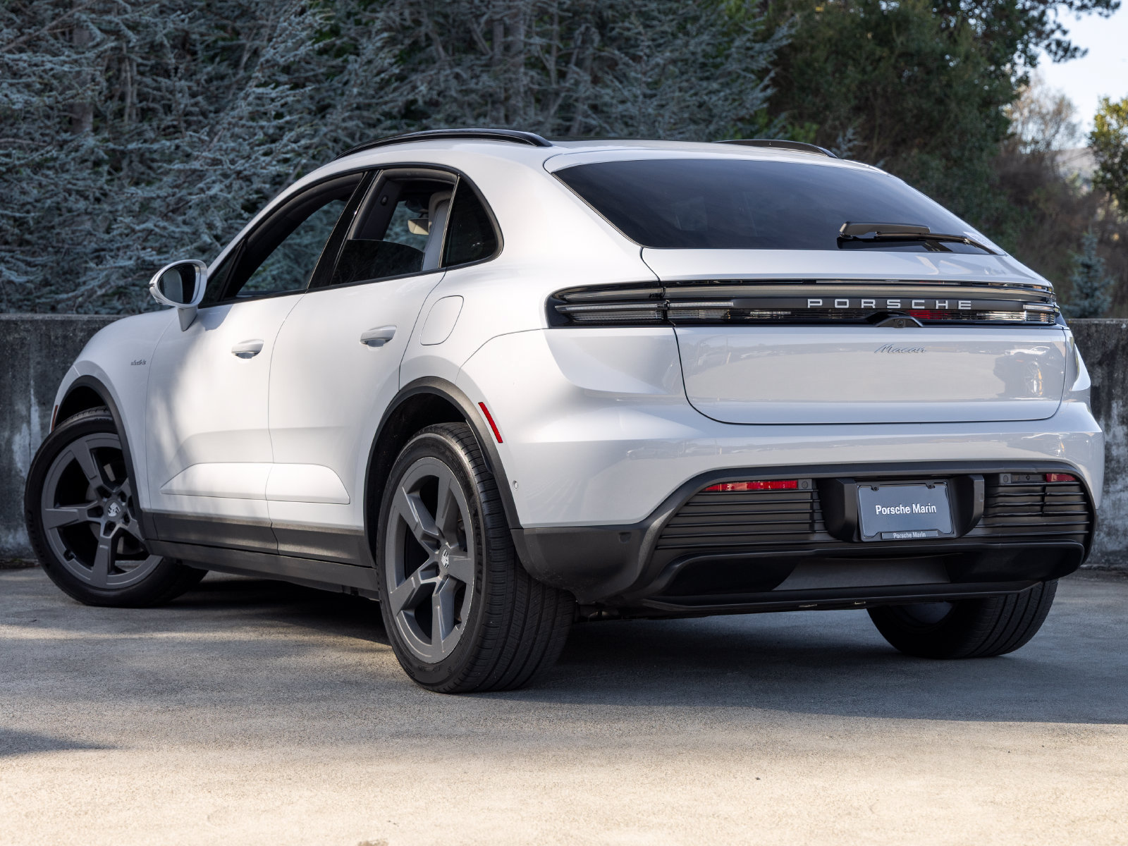 Certified 2025 Porsche Macan Electric RWD image 3