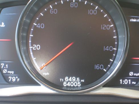 Used 2016 Volvo XC70 T5 Premier w/ Proximity Package image 18