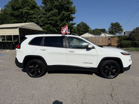 Used 2018 Jeep Cherokee Latitude w/ Altitude Package FWD image 4