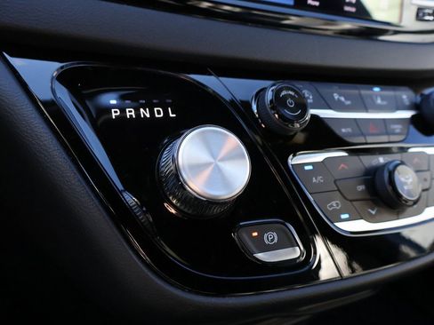 Used 2025 Chrysler Pacifica Select image 32